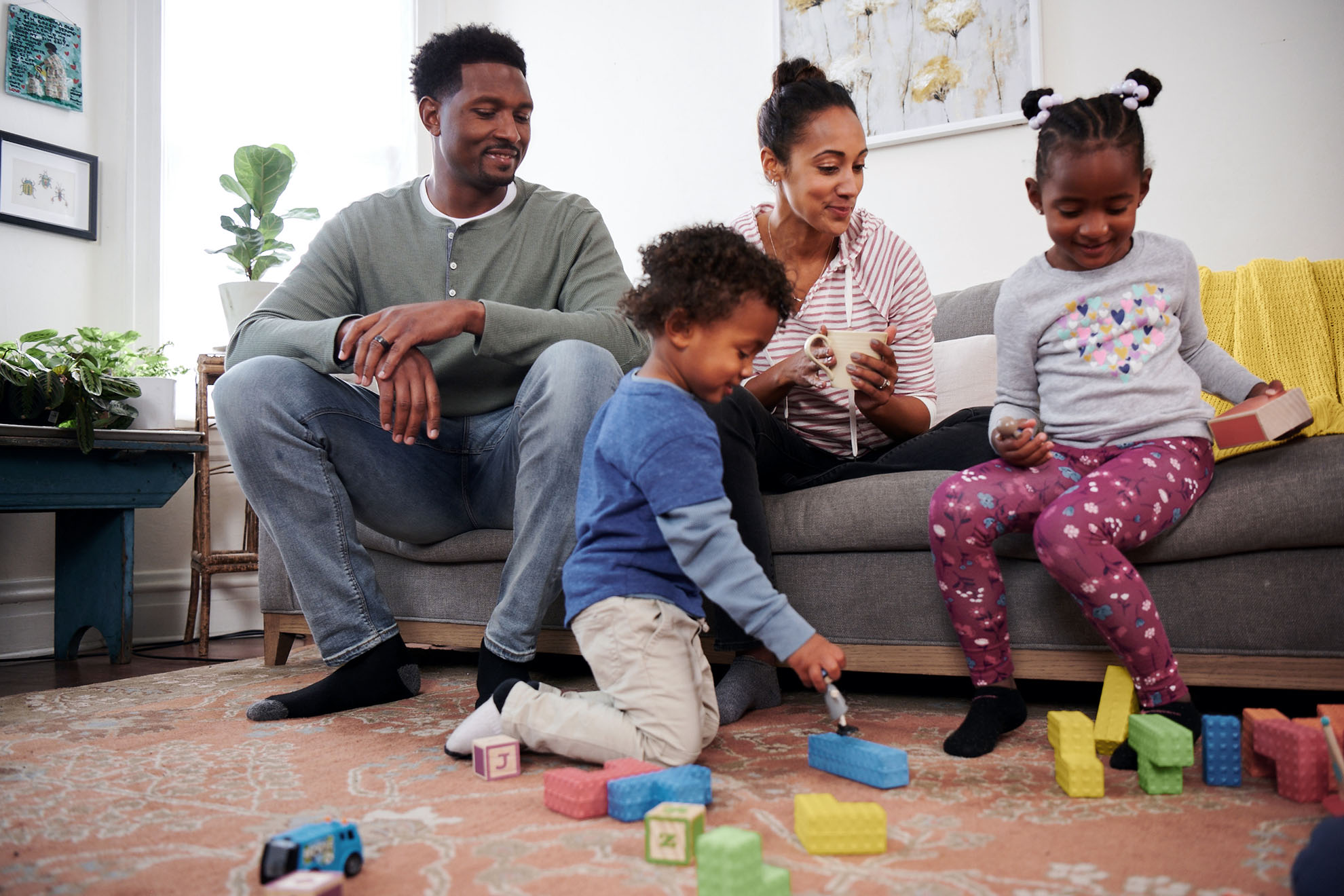 assurant-stories-3-banner-Fr-Fr-Fr Father lifting his daughter